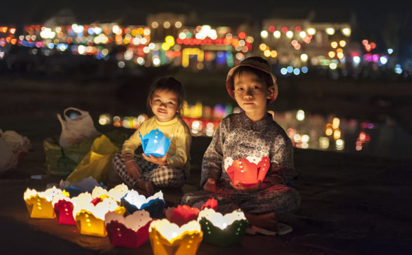 Bambini che vendono lanterne a Hoi An-vacanze al mare con bambini