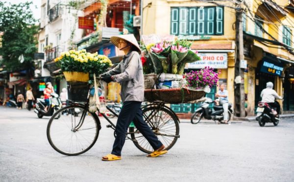 Una venditrice ambulante ad Hanoi