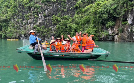 I turisti sono al bordo del villaggio di Vang Vieng