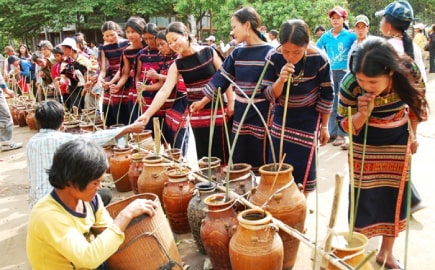 Bevanda locale di Pu Luong - Ruou can - Vino bevuta con la canna di bambù