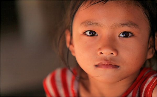 Bambina al villaggio di Ban Son Jam