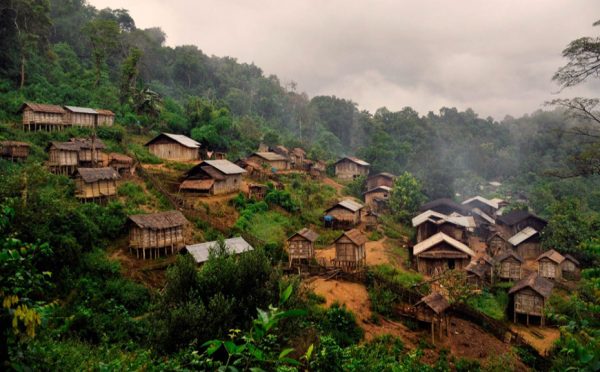 Le case su palafitta a Muang Khua