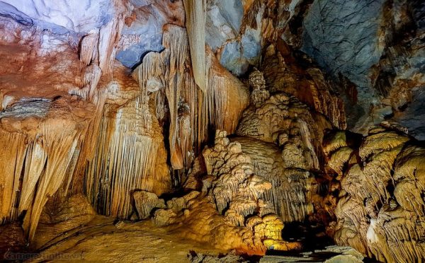 Stalattiti e stalagmiti alla grotta di Phong Nha